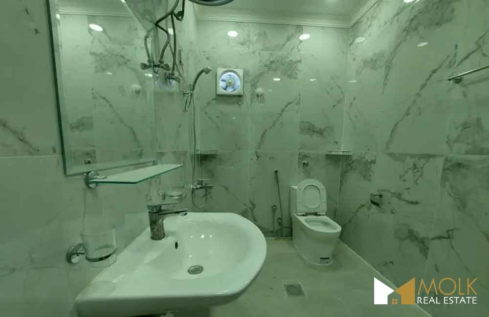 Appartement 3 chambres tout neuf et spacieux, entièrement meublé, à Umm Al Amad