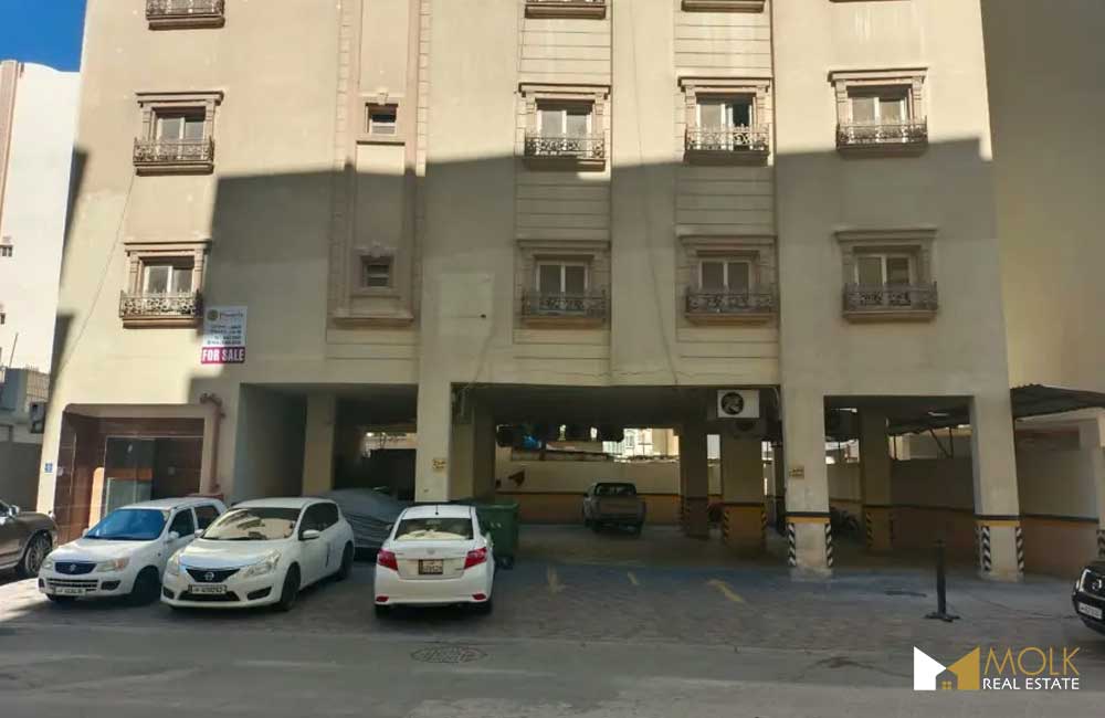 Appartement à vendre dans un immeuble entier à Al Manoura