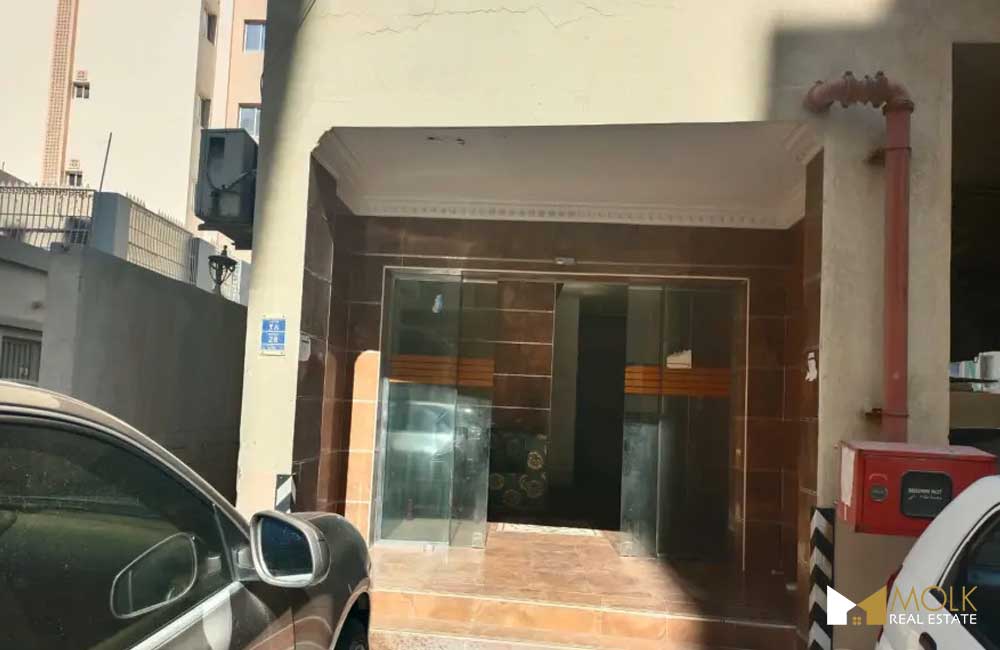 Appartement à vendre dans un immeuble entier à Al Manoura
